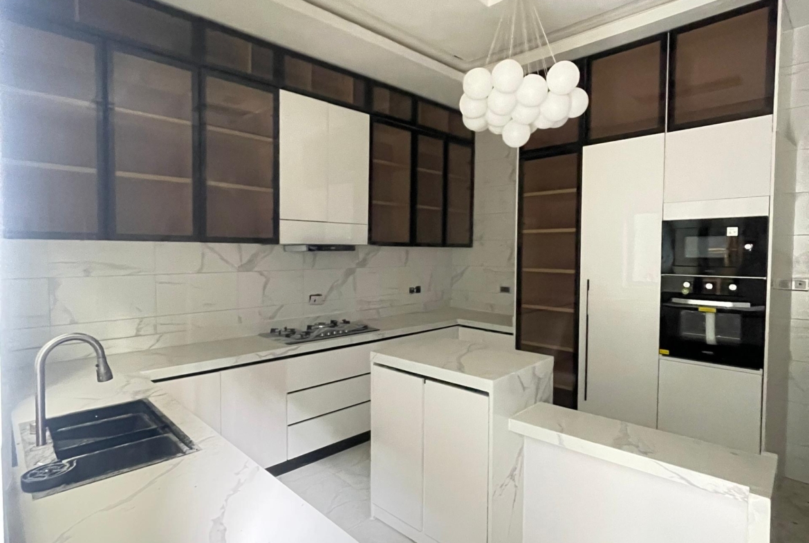 Luxury 5 bedroom Fully duplex - Kitchen